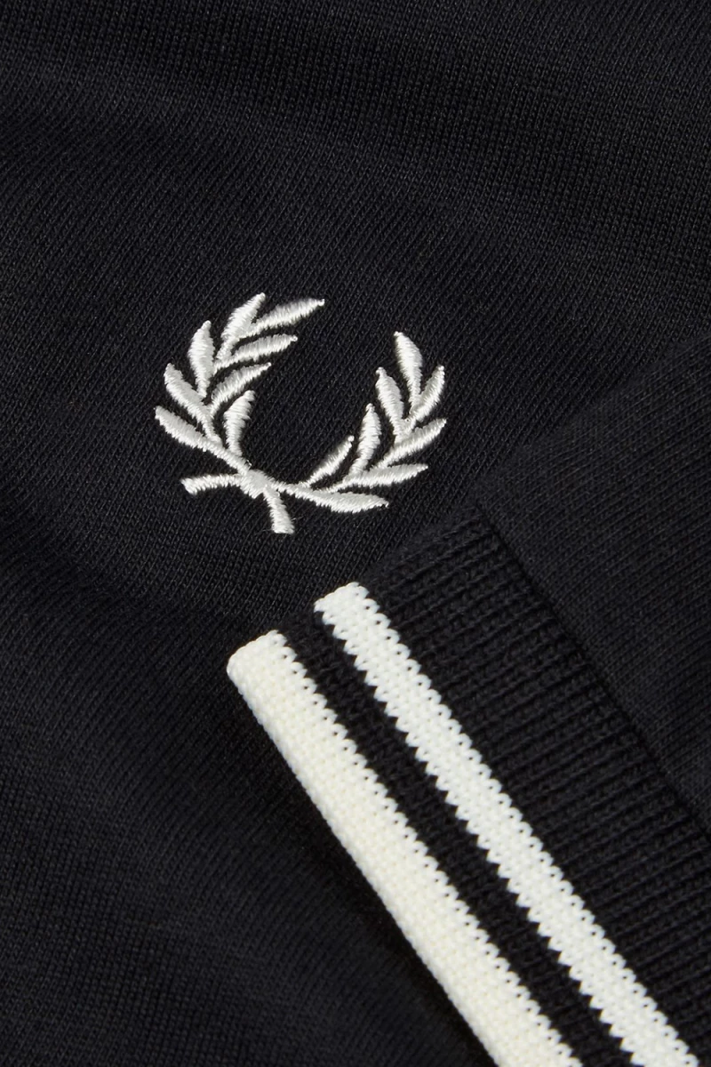 Fred Perry Maglietta M1588 - Colore Ghiaccio/Blu Notte, Autentico Stile Britannico