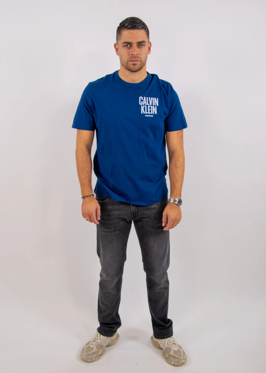 Calvin Klein Jeans SS 30S EU Block Font Calvin Back-Print 5 Calvin Klein Jeans lv04rh816g 5ma estate blue