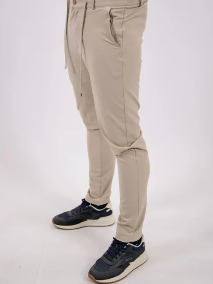 Malelions technical chino almond